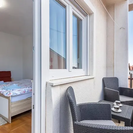 Apartman Mare 招待所 *